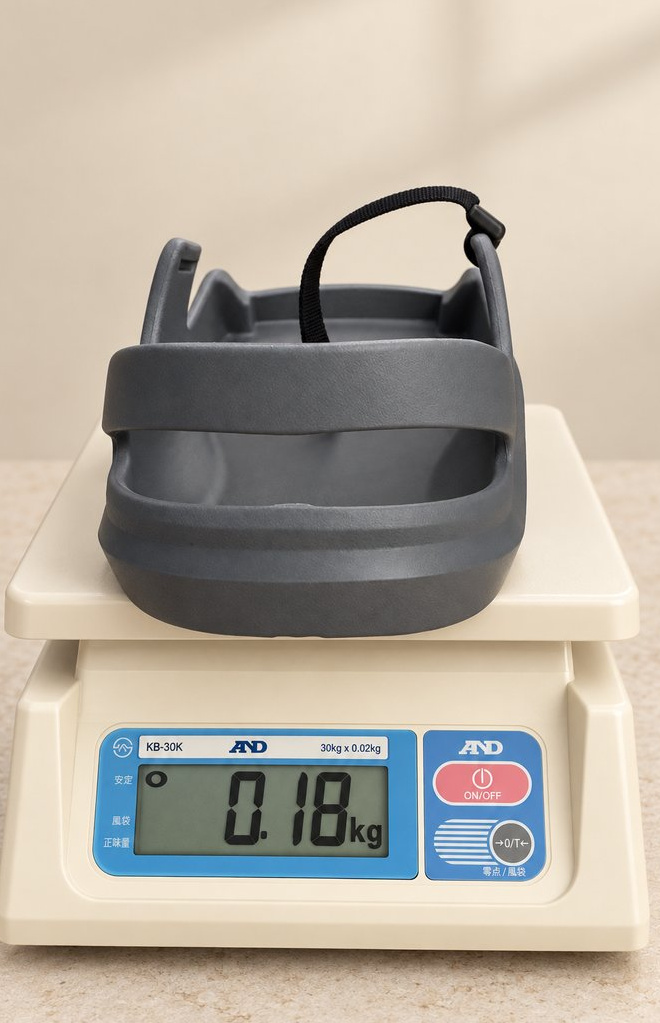AIROKEEPS dedicated outdoor shoe measured on a precision scale at 0.18kg